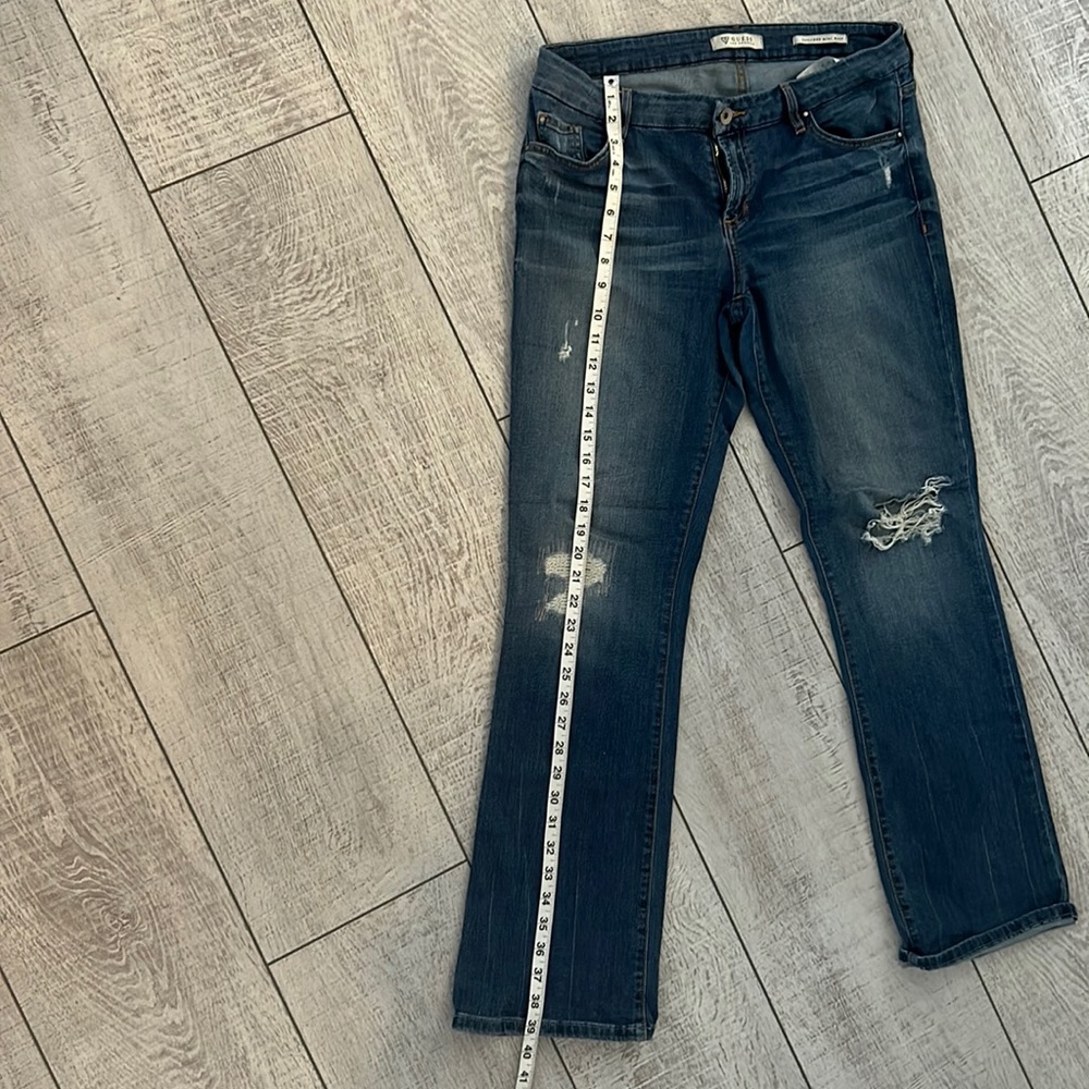 Guess jeans, bootcut, 31”short, cut out knees